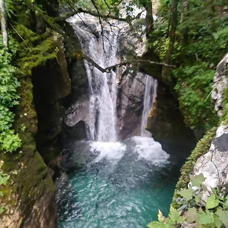 Počitniška hiša House Lepena *